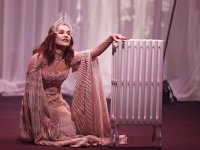 Bérénice nella solitudine nebbiosa della scena. Castellucci e Isabelle Huppert alla Triennale di Mil...